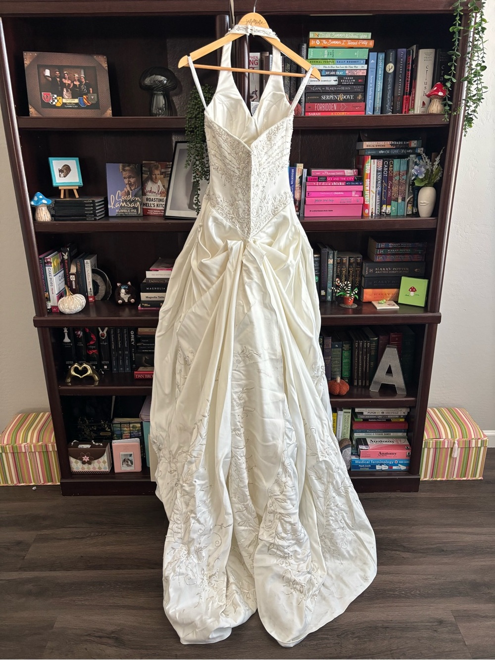 Vintage Elegant White Wedding Dress with Long Embroidered Train - Picture 7 of 16